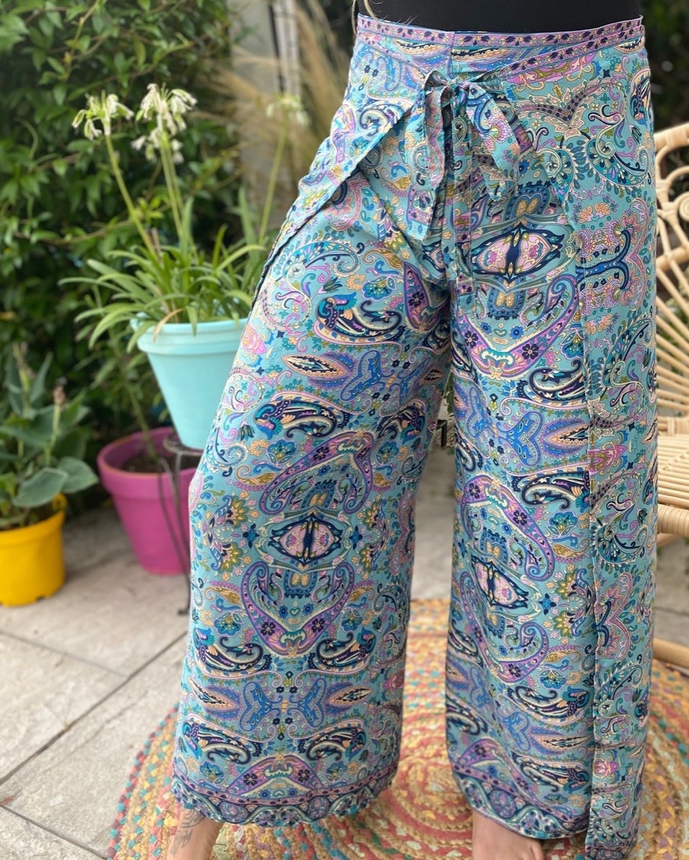 Aretha - Big Hawaiian Flowers - Floral wrap-around trousers - Molo